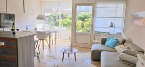 Sicht in den modernen Wohn- Esszimmerbereich und der Terrasse der Ferienwohnung Meerzeit