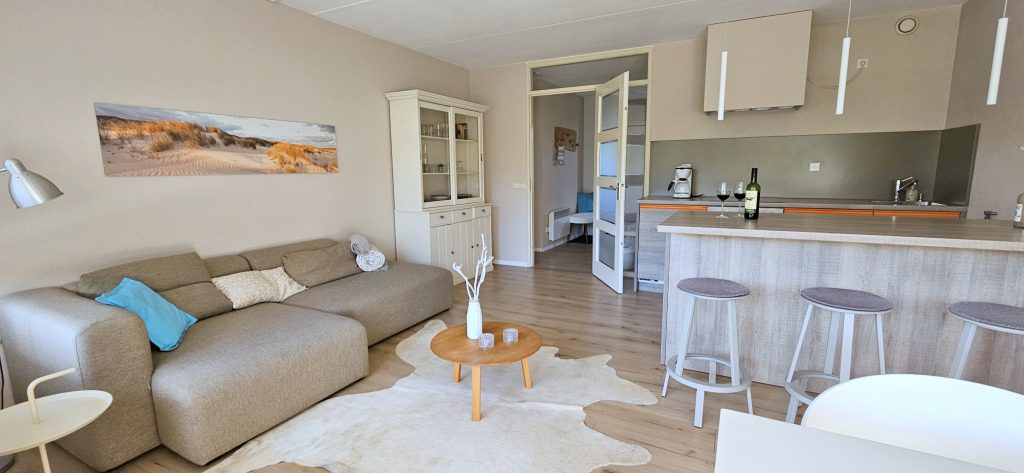 Sicht in den modernen Wohn- Esszimmerbereich der Ferienwohnung Meerzeit