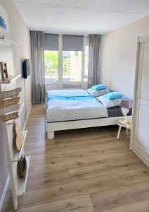 Schlafzimmer mit Doppelbett der Ferienwohnung Meerzeit